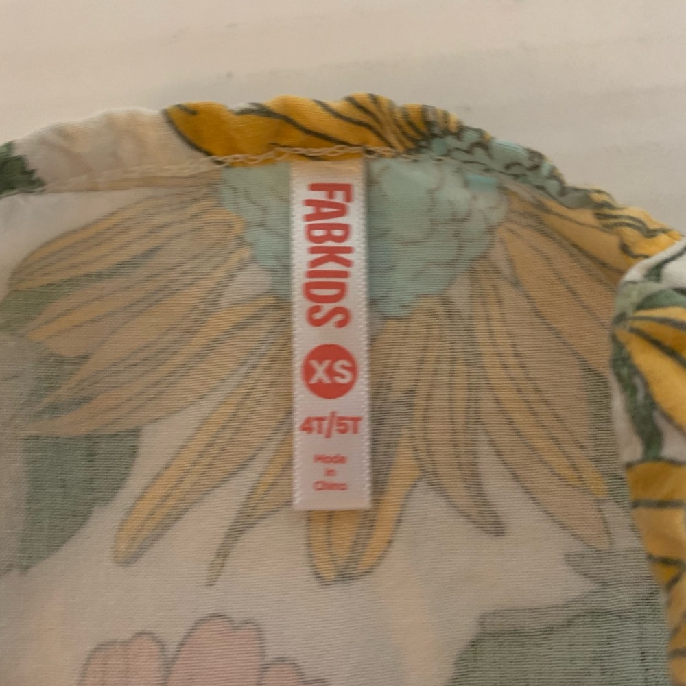 Toddler Girls FABKIDS Floral Outfit. XS (4T/5T). - Picture 3 of 4